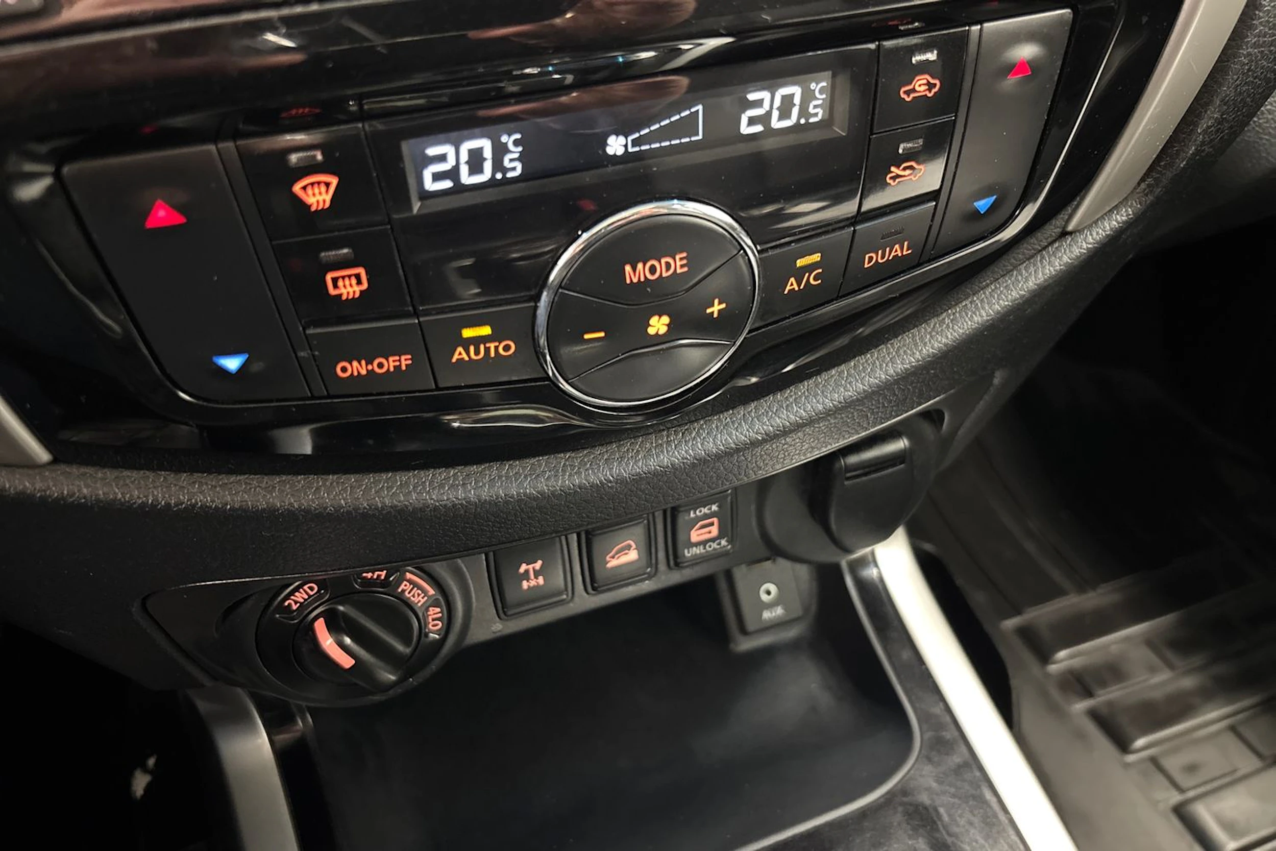 valkoinen Nissan Navara 2016 kuva 26.