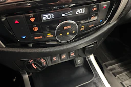 valkoinen Nissan Navara 2016 kuva 26.