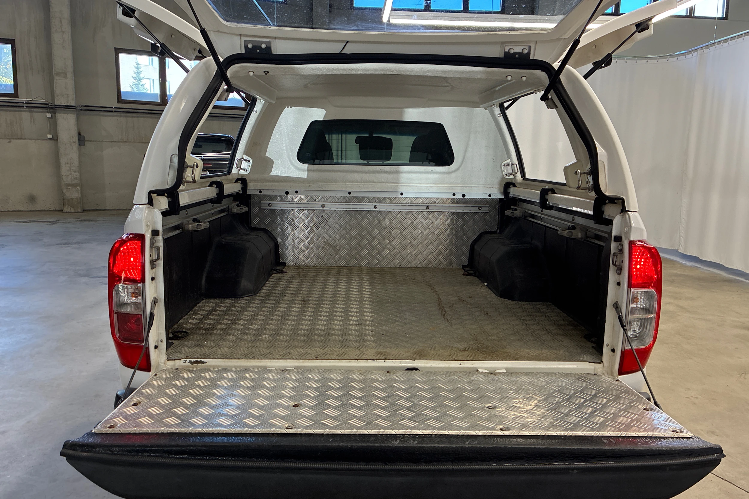 valkoinen Nissan Navara 2016 kuva 19.
