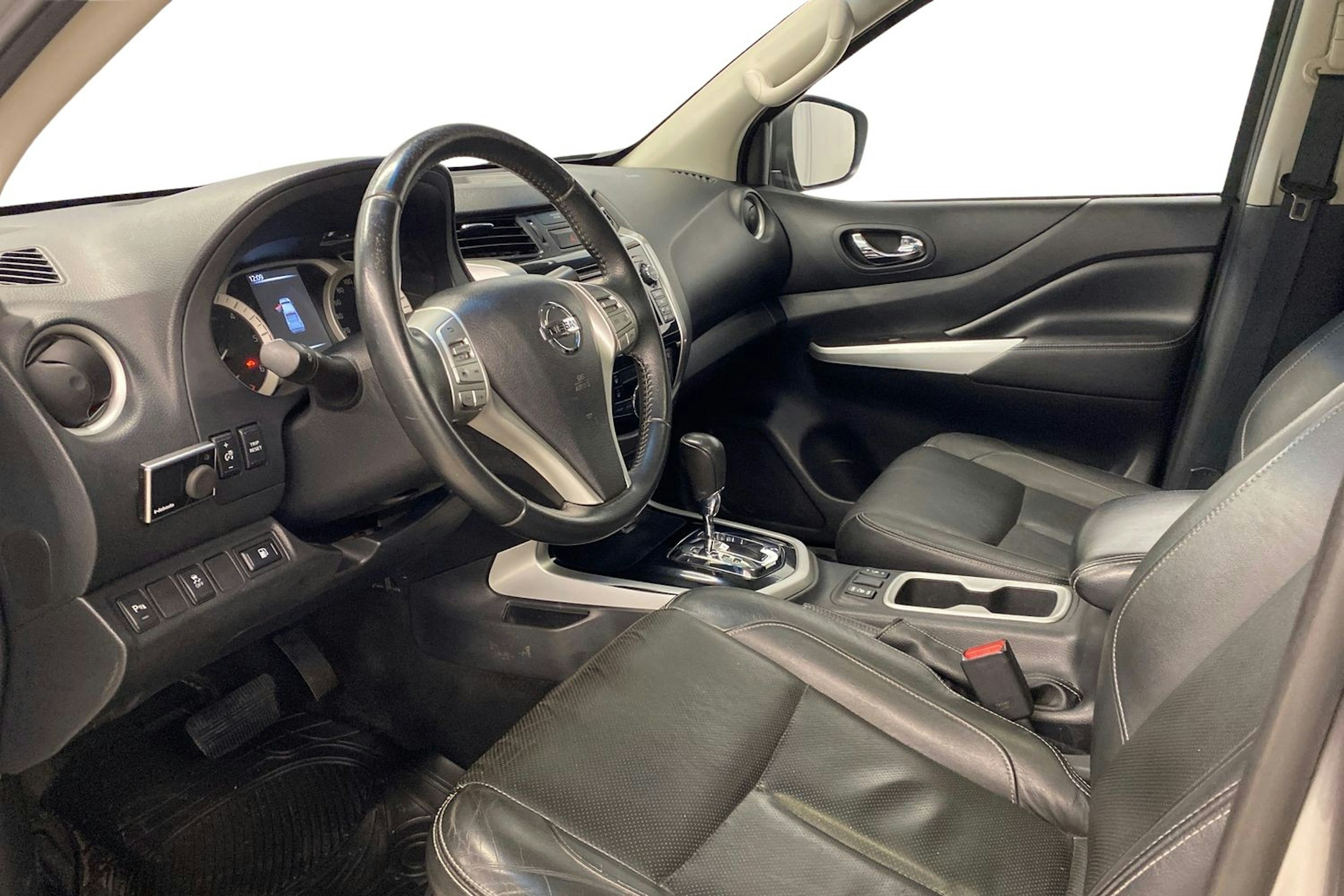 harmaa Nissan Navara 2017 kuva 7.