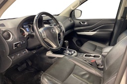 harmaa Nissan Navara 2017 kuva 7.