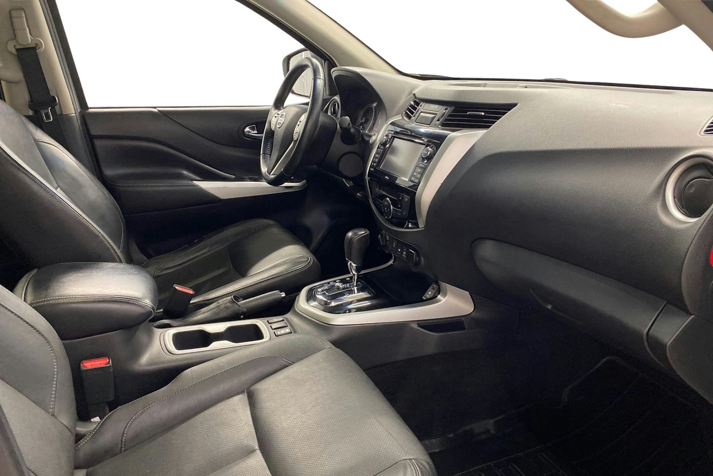harmaa Nissan Navara 2017 kuva 9.