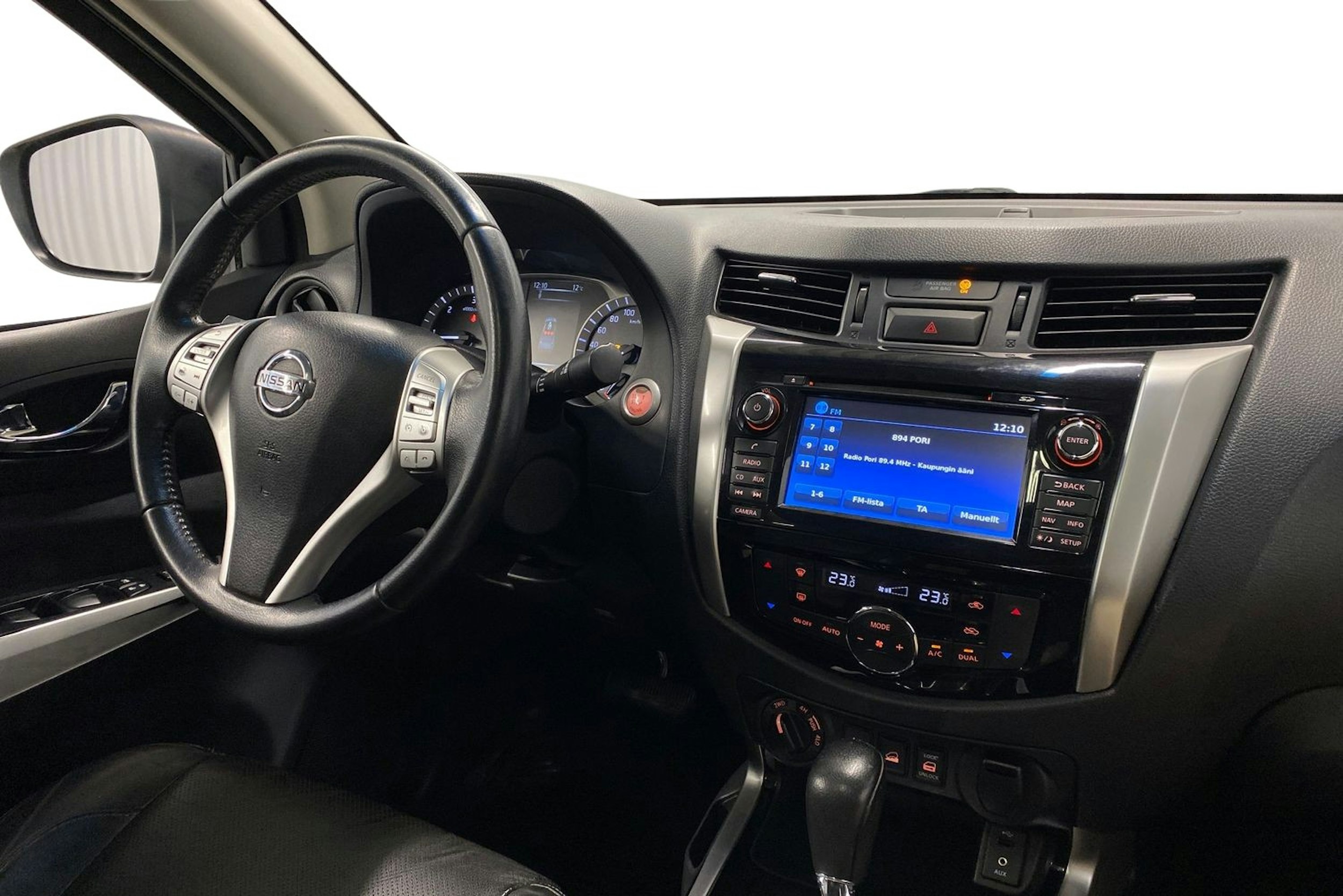harmaa Nissan Navara 2017 kuva 10.