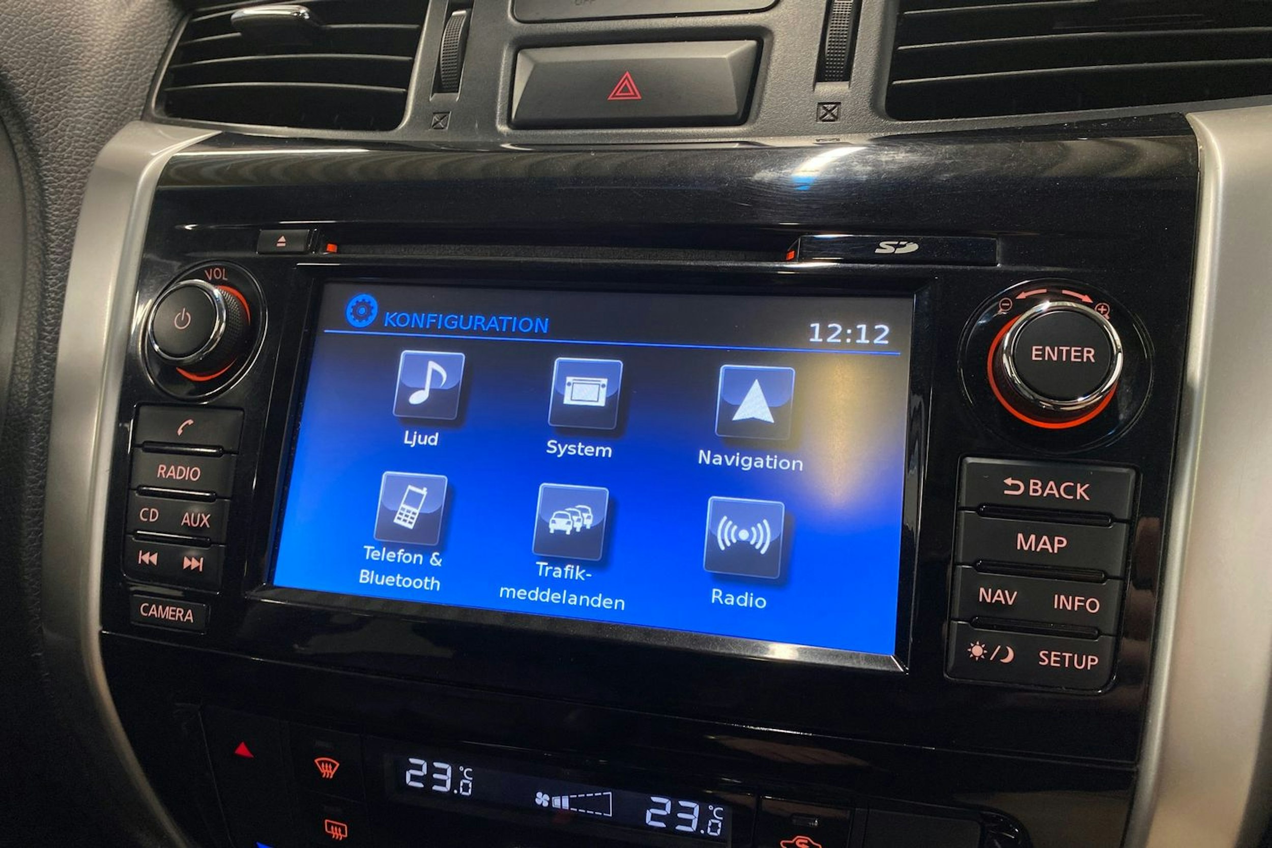 harmaa Nissan Navara 2017 kuva 20.
