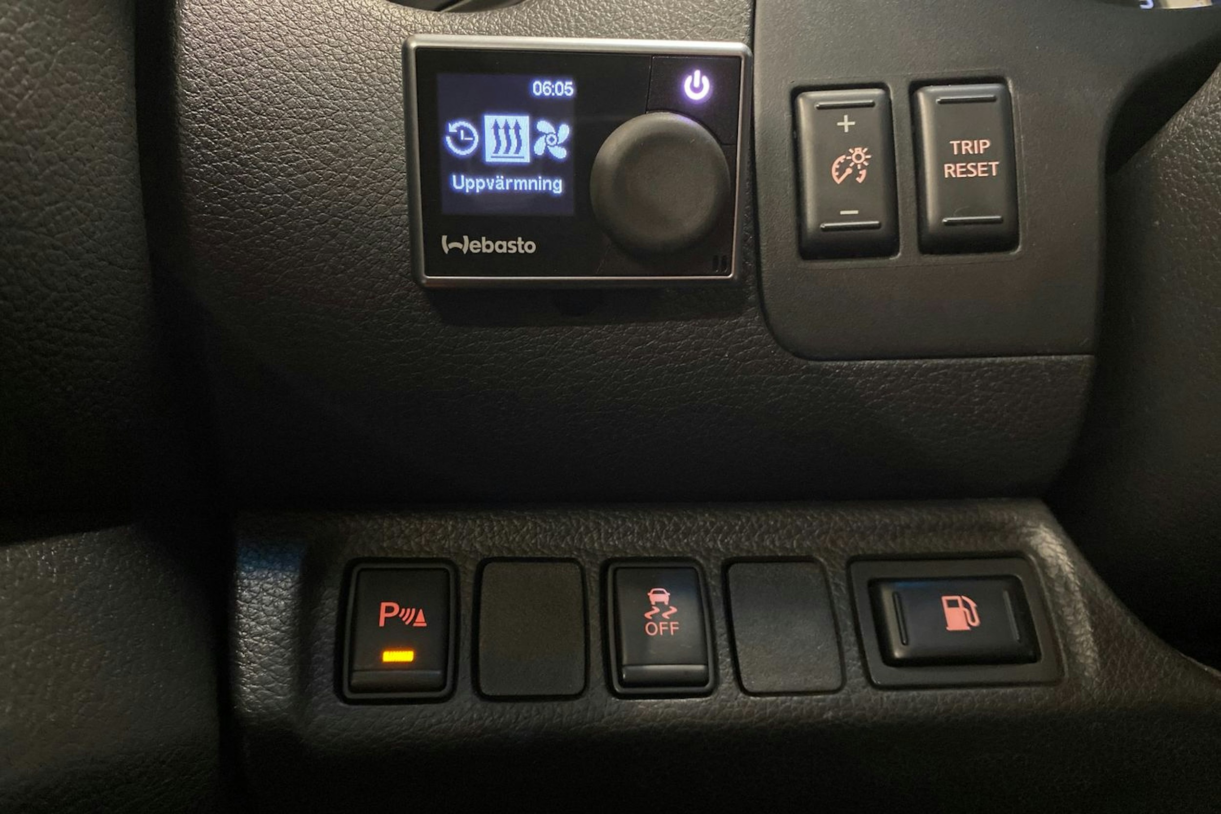harmaa Nissan Navara 2017 kuva 24.