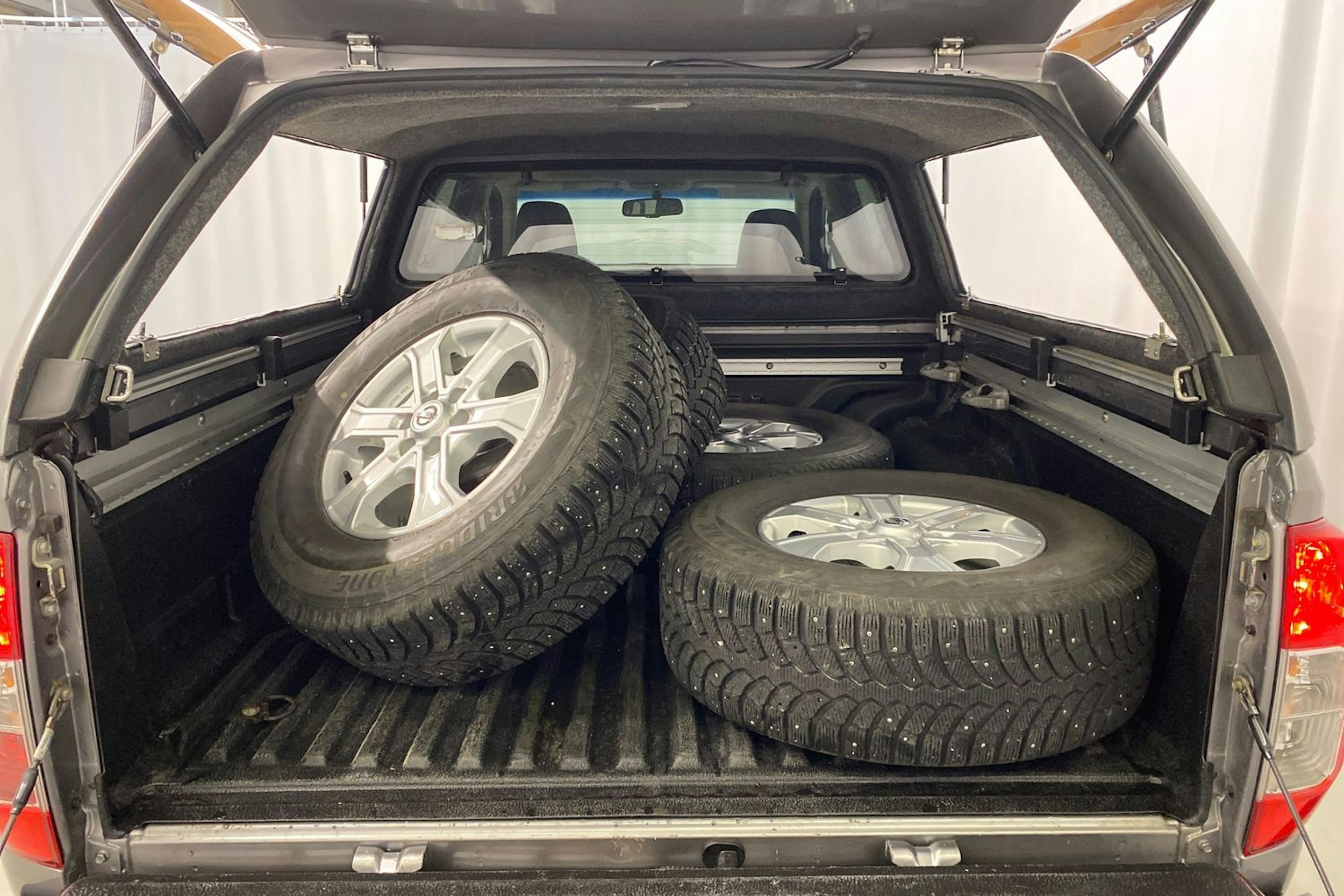harmaa Nissan Navara 2017 kuva 29.