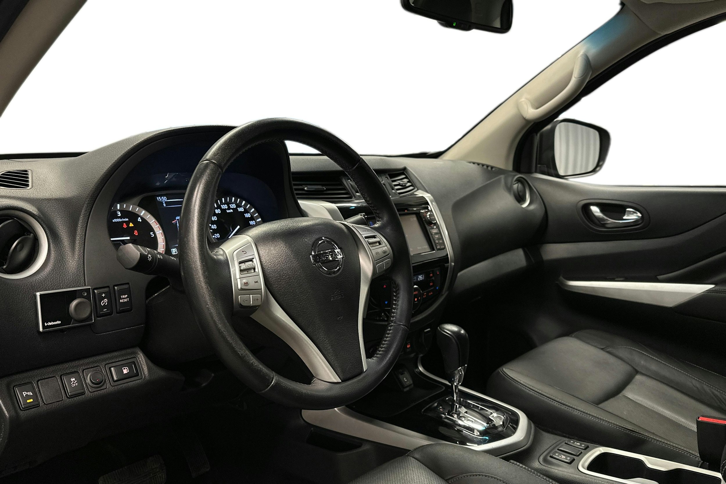 musta Nissan Navara 2017 kuva 8.