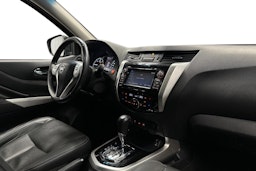 musta Nissan Navara 2017 kuva 9.