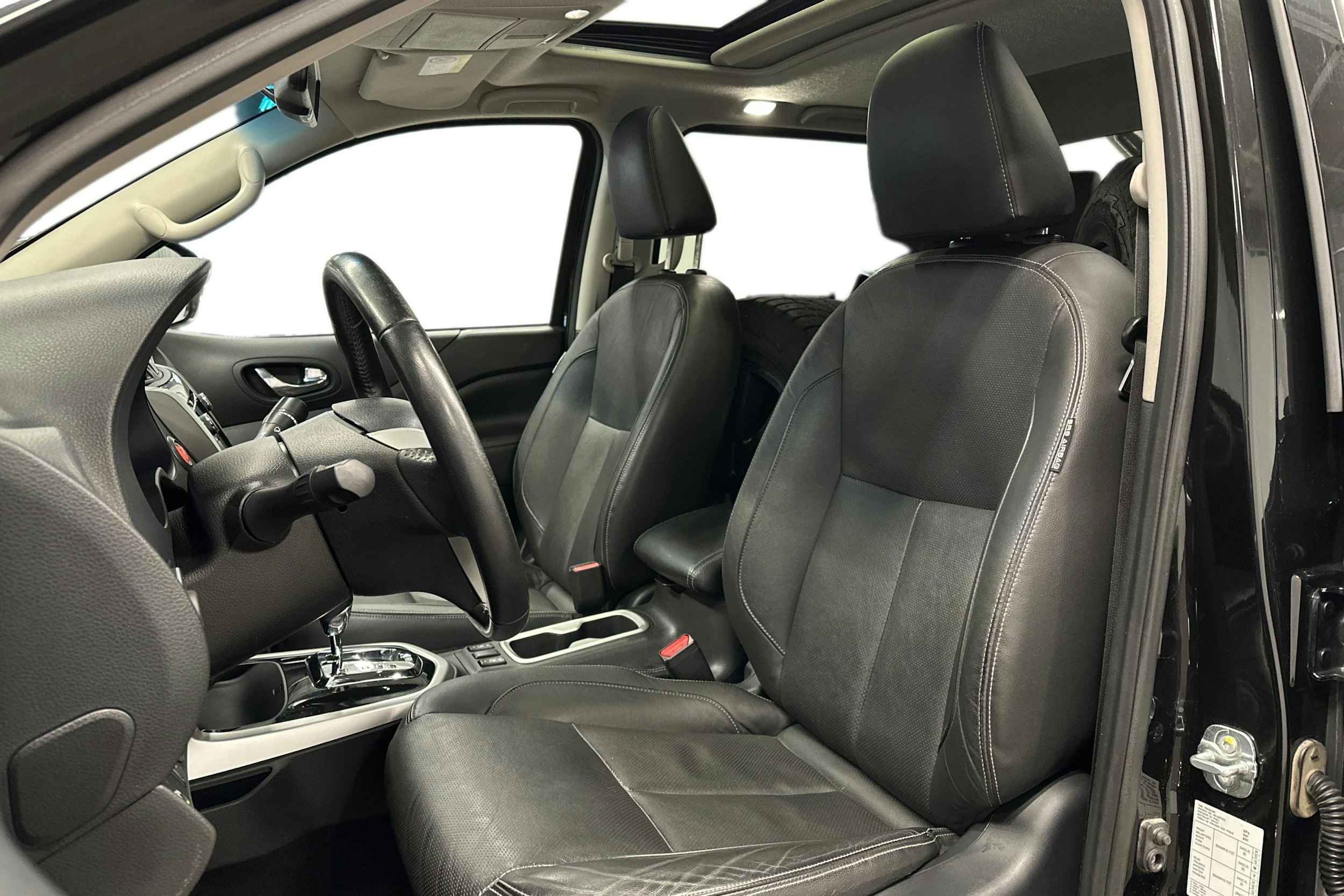 musta Nissan Navara 2017 kuva 11.