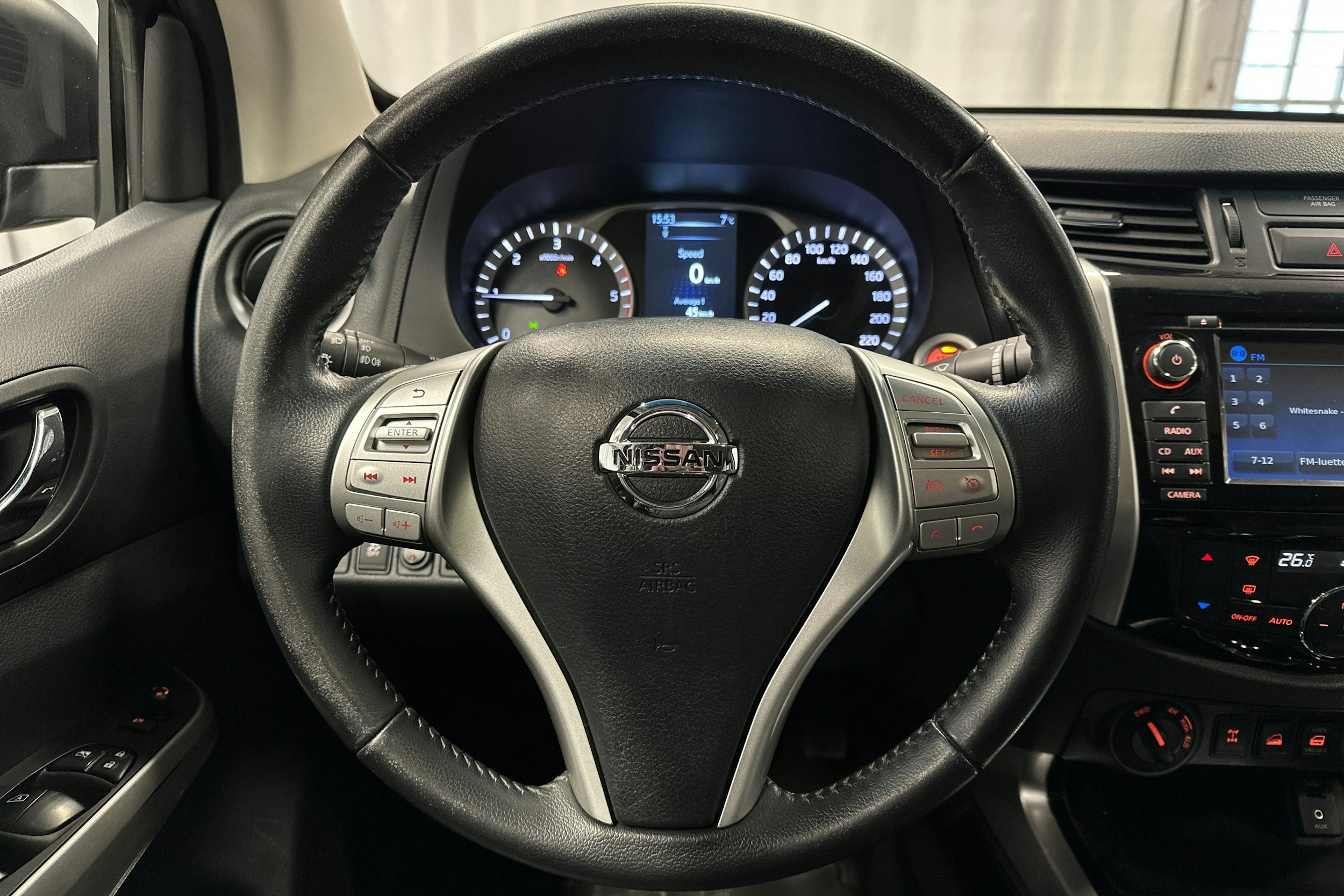 musta Nissan Navara 2017 kuva 15.