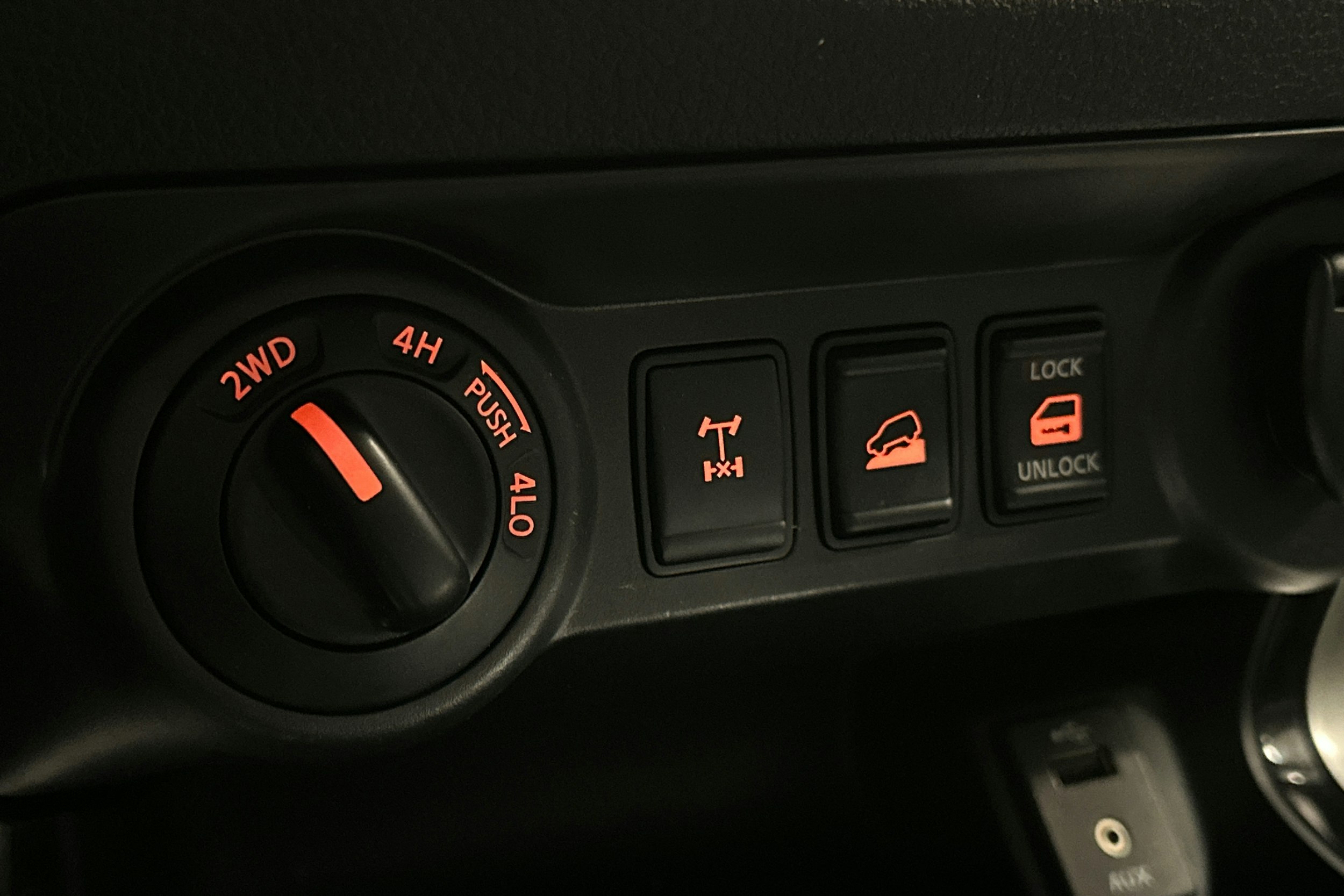 musta Nissan Navara 2017 kuva 24.