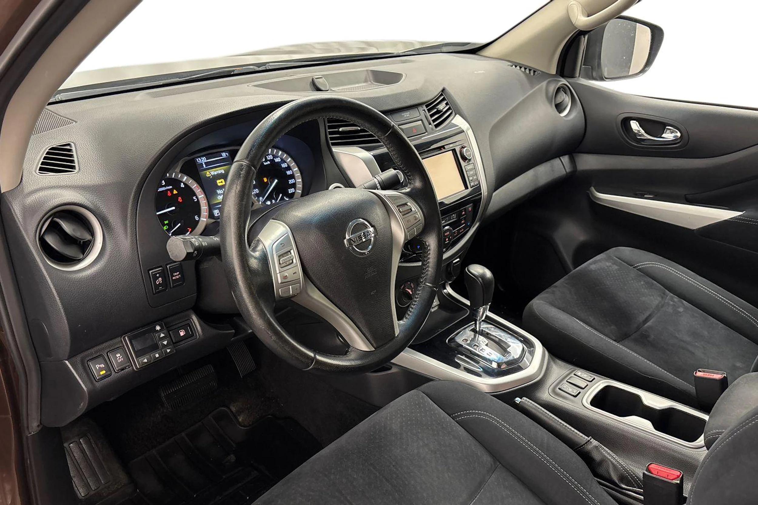 ruskea (beige) Nissan Navara 2017 kuva 6.