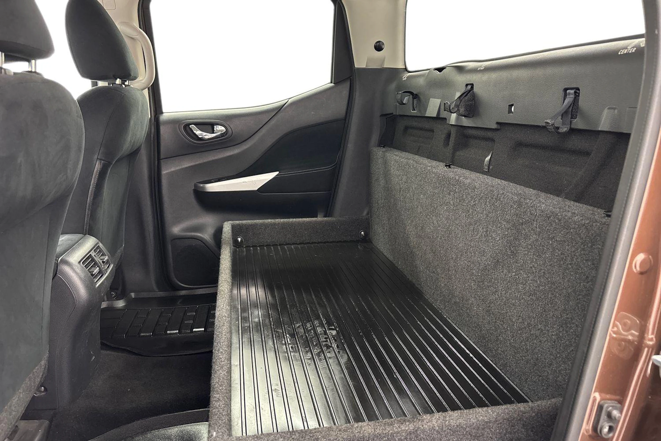 ruskea (beige) Nissan Navara 2017 kuva 8.