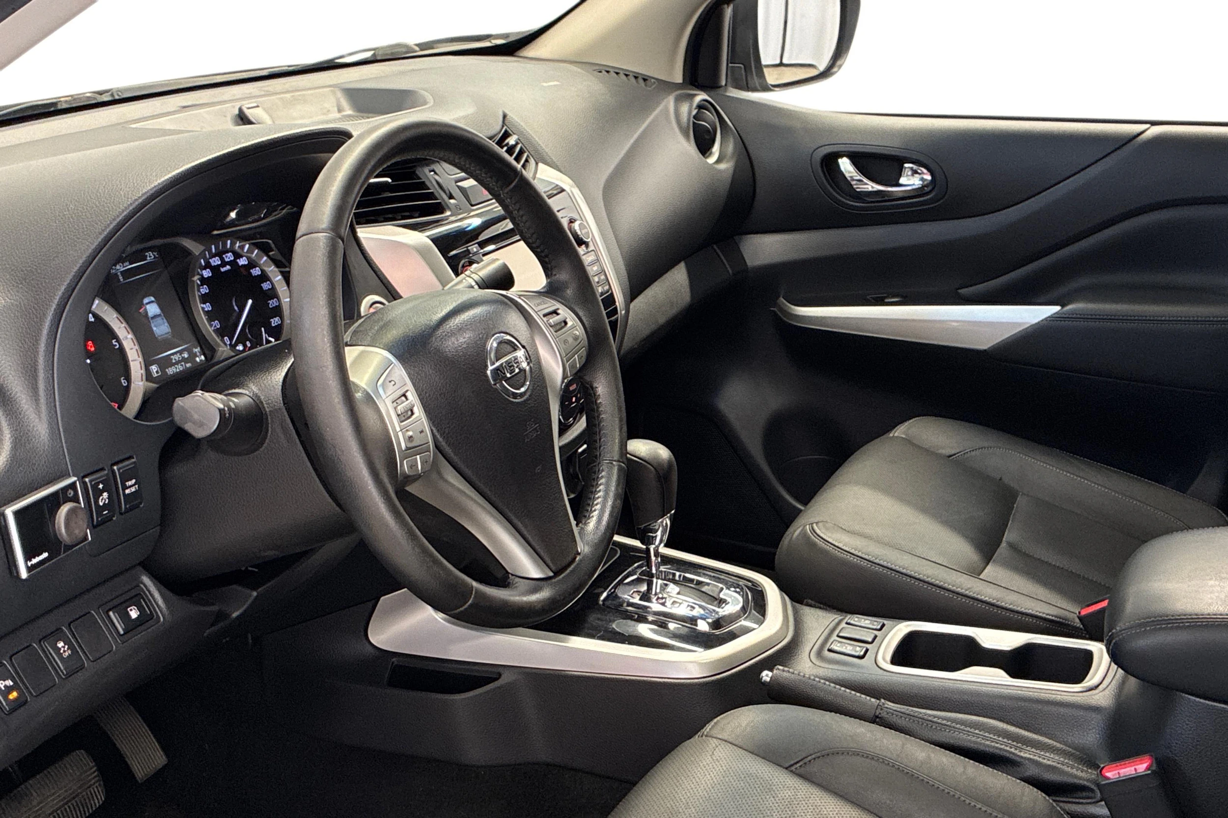 harmaa Nissan Navara 2017 kuva 3.