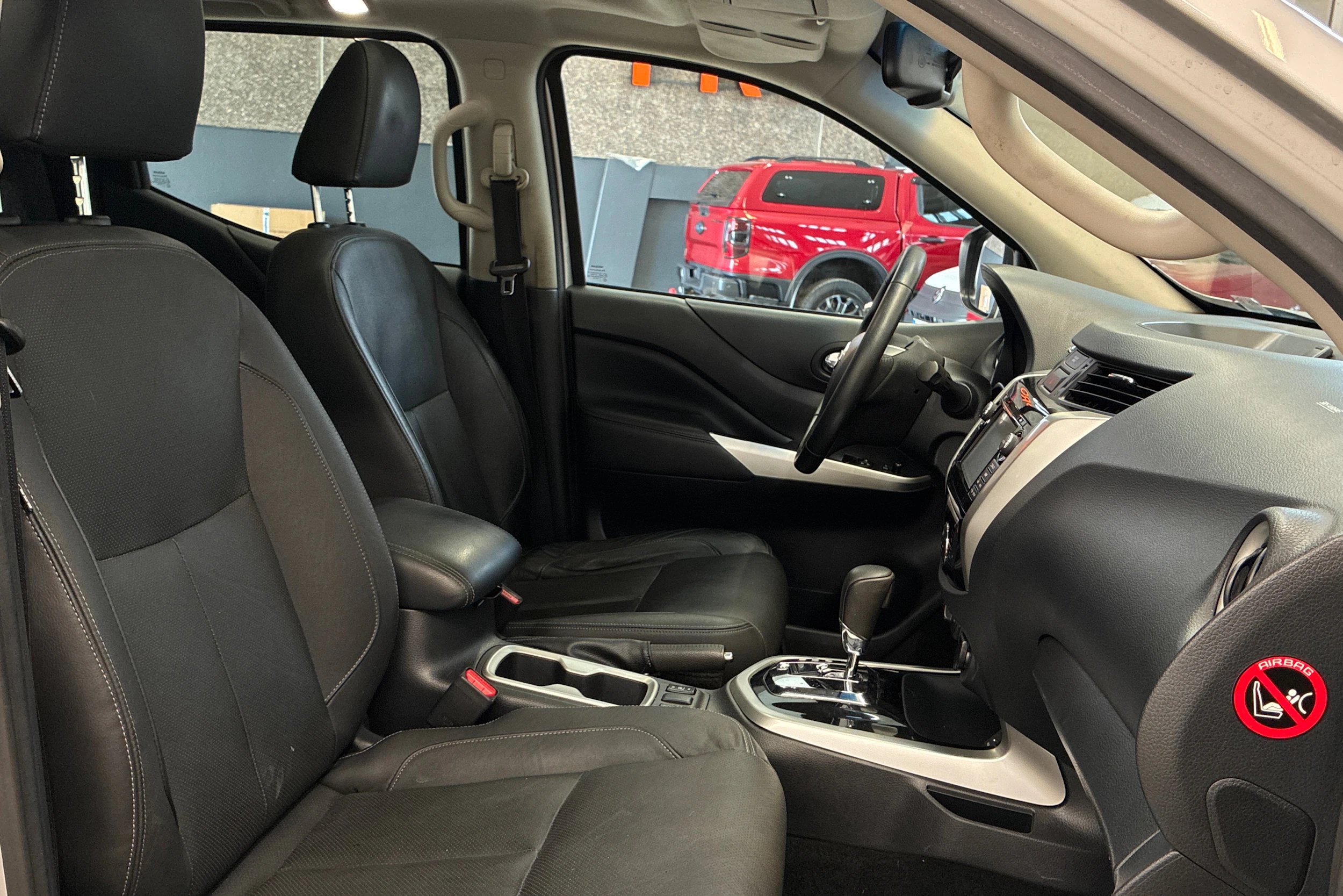 harmaa Nissan Navara 2017 kuva 4.