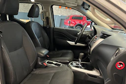 harmaa Nissan Navara 2017 kuva 4.