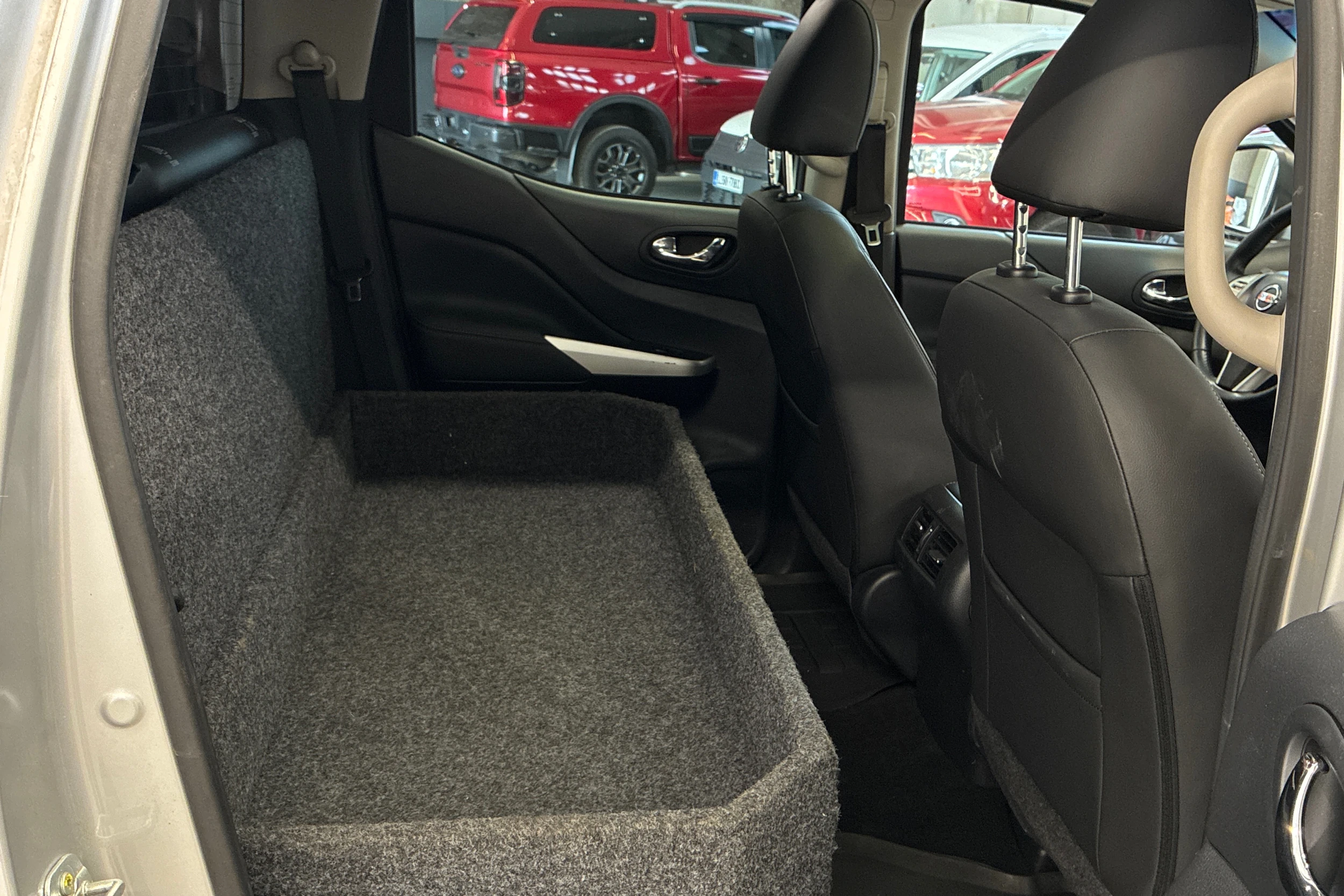 harmaa Nissan Navara 2017 kuva 5.