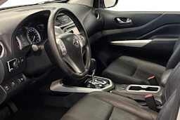 harmaa Nissan Navara 2017 kuva 6.