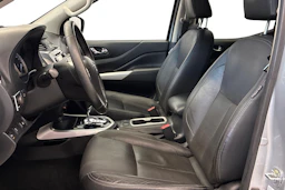harmaa Nissan Navara 2017 kuva 7.