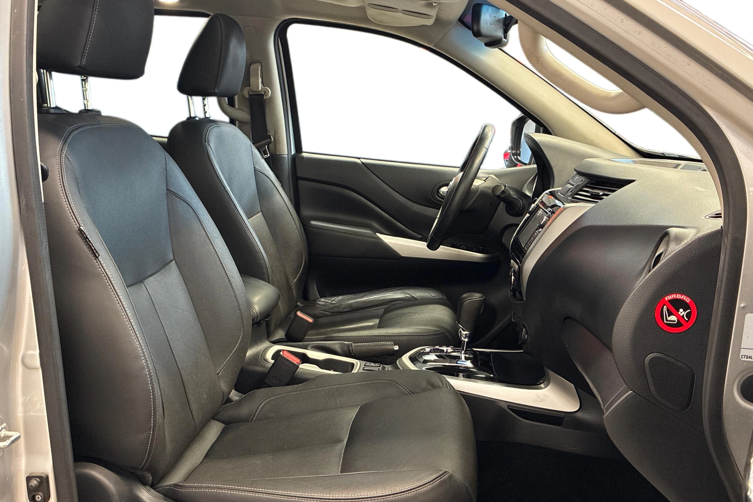 harmaa Nissan Navara 2017 kuva 8.