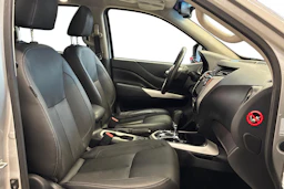 harmaa Nissan Navara 2017 kuva 8.