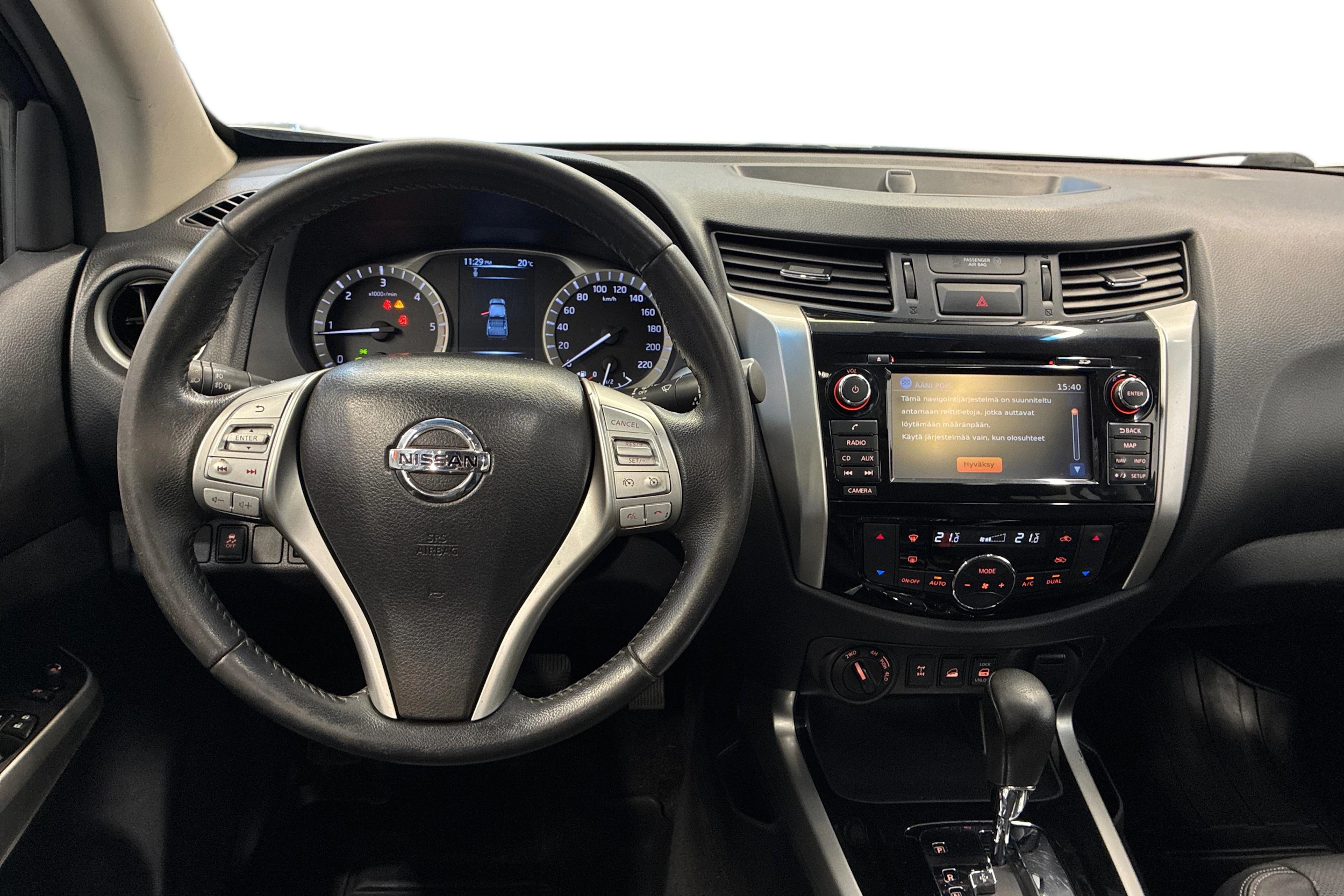 harmaa Nissan Navara 2017 kuva 9.