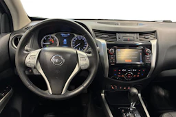 harmaa Nissan Navara 2017 kuva 9.