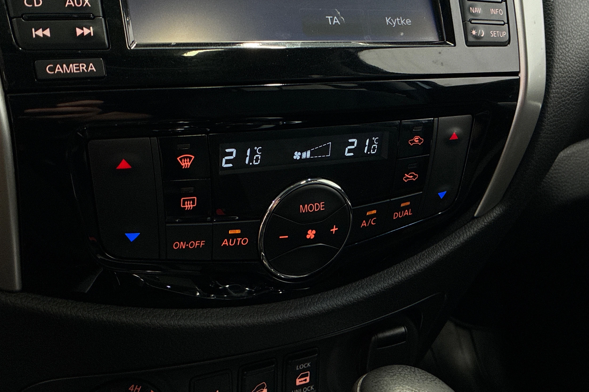 harmaa Nissan Navara 2017 kuva 16.