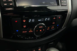 harmaa Nissan Navara 2017 kuva 16.