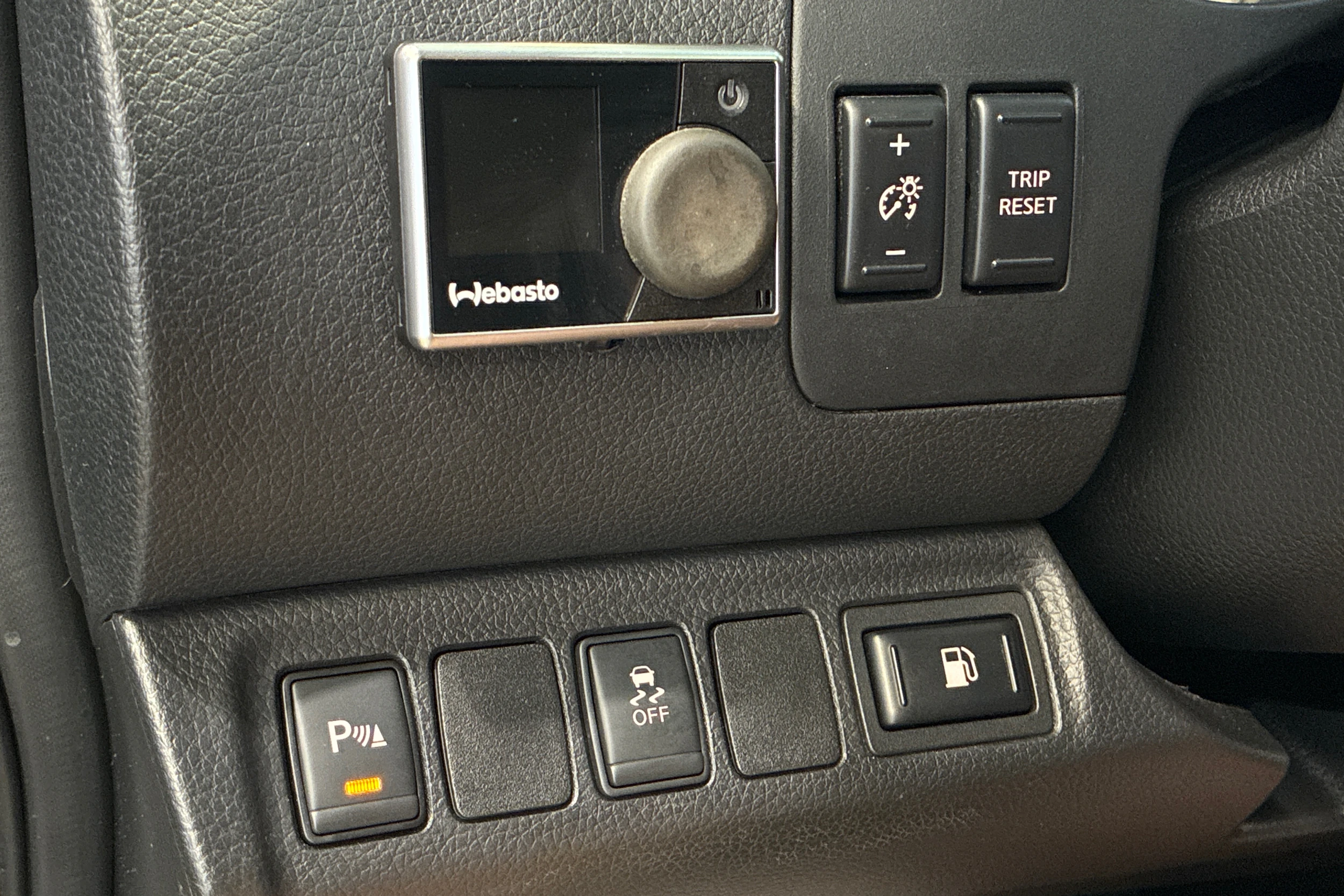 harmaa Nissan Navara 2017 kuva 19.