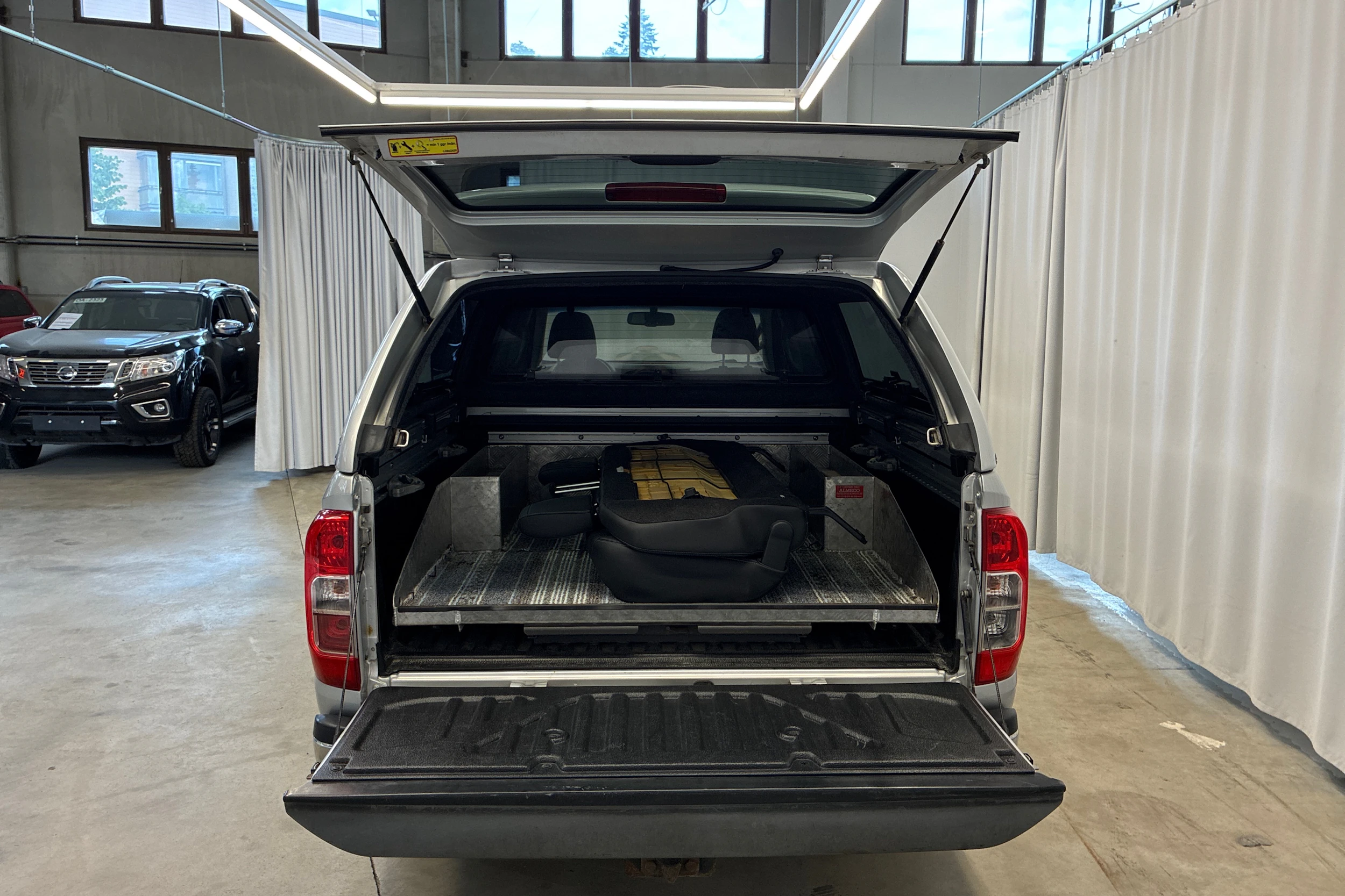 harmaa Nissan Navara 2017 kuva 21.