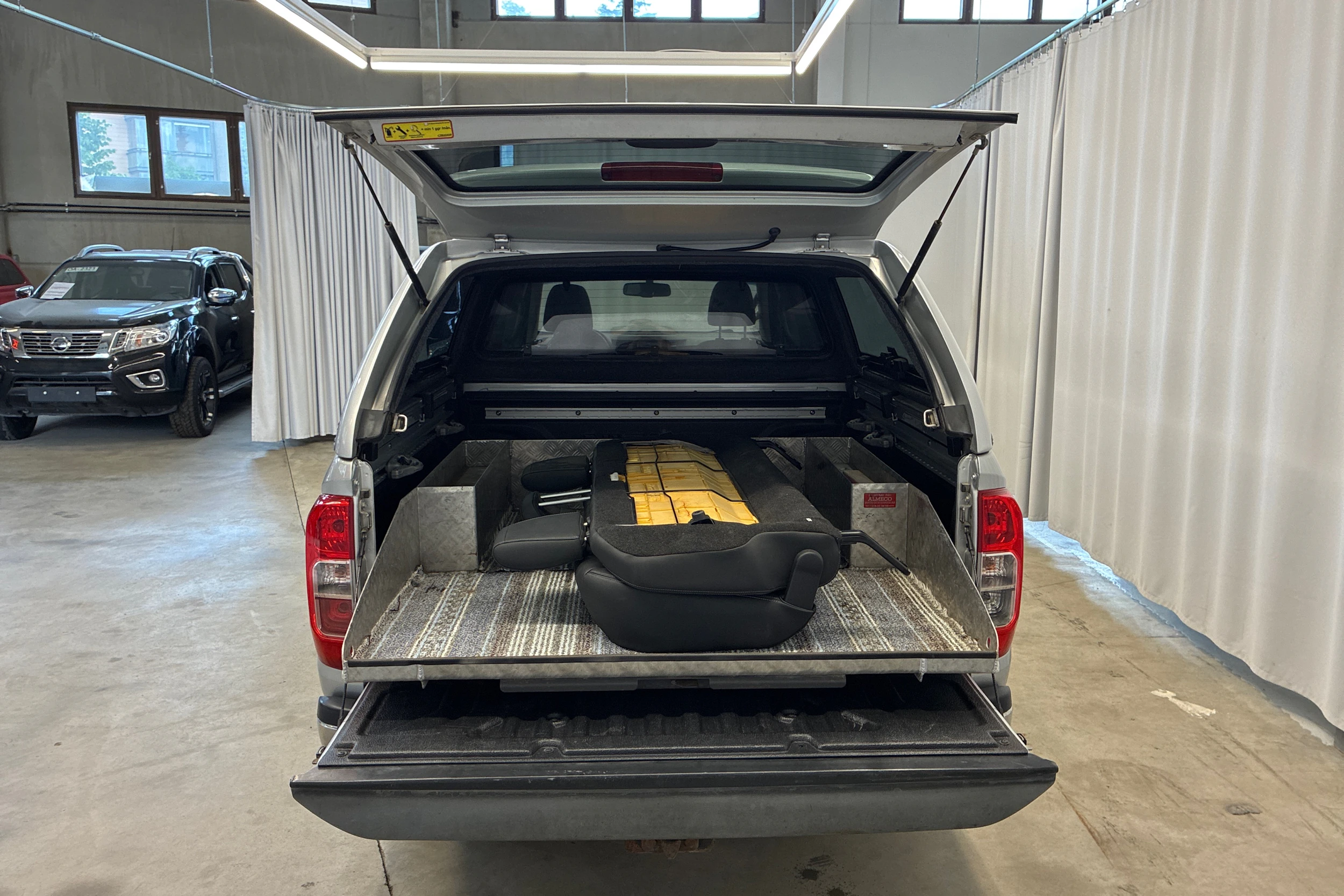 harmaa Nissan Navara 2017 kuva 22.