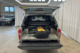harmaa Nissan Navara 2017 kuva 22.