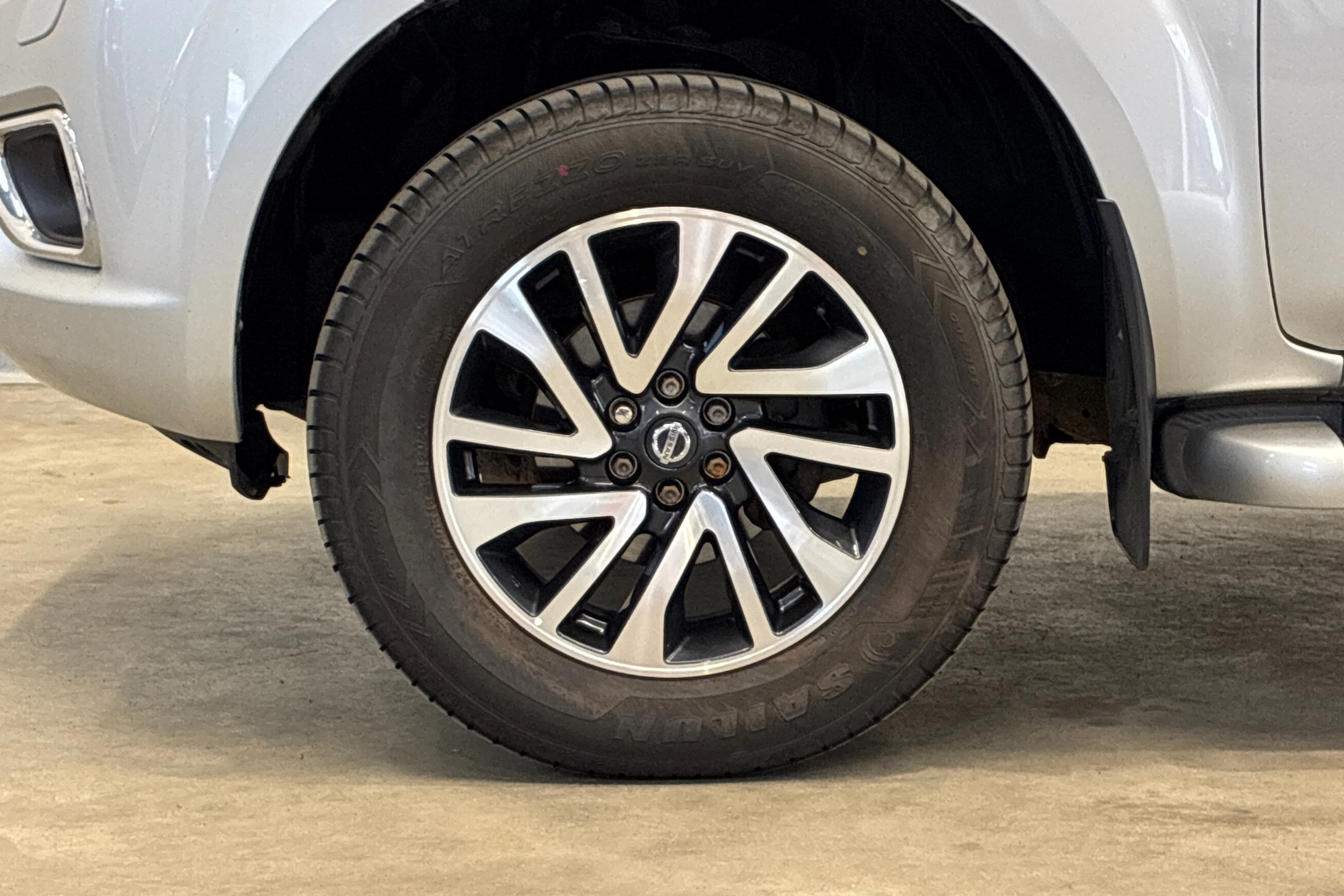 harmaa Nissan Navara 2017 kuva 23.