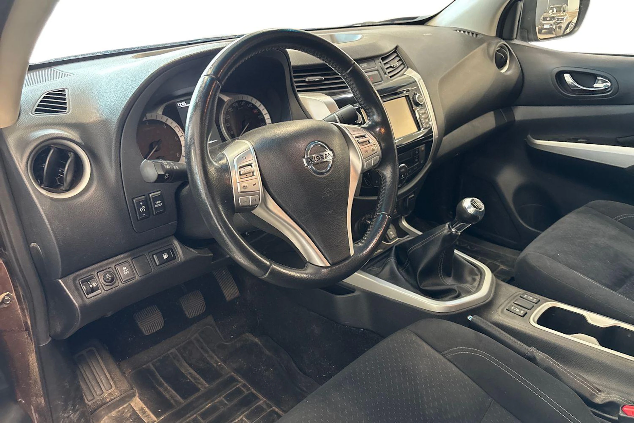 ruskea (beige) Nissan Navara 2017 kuva 3.