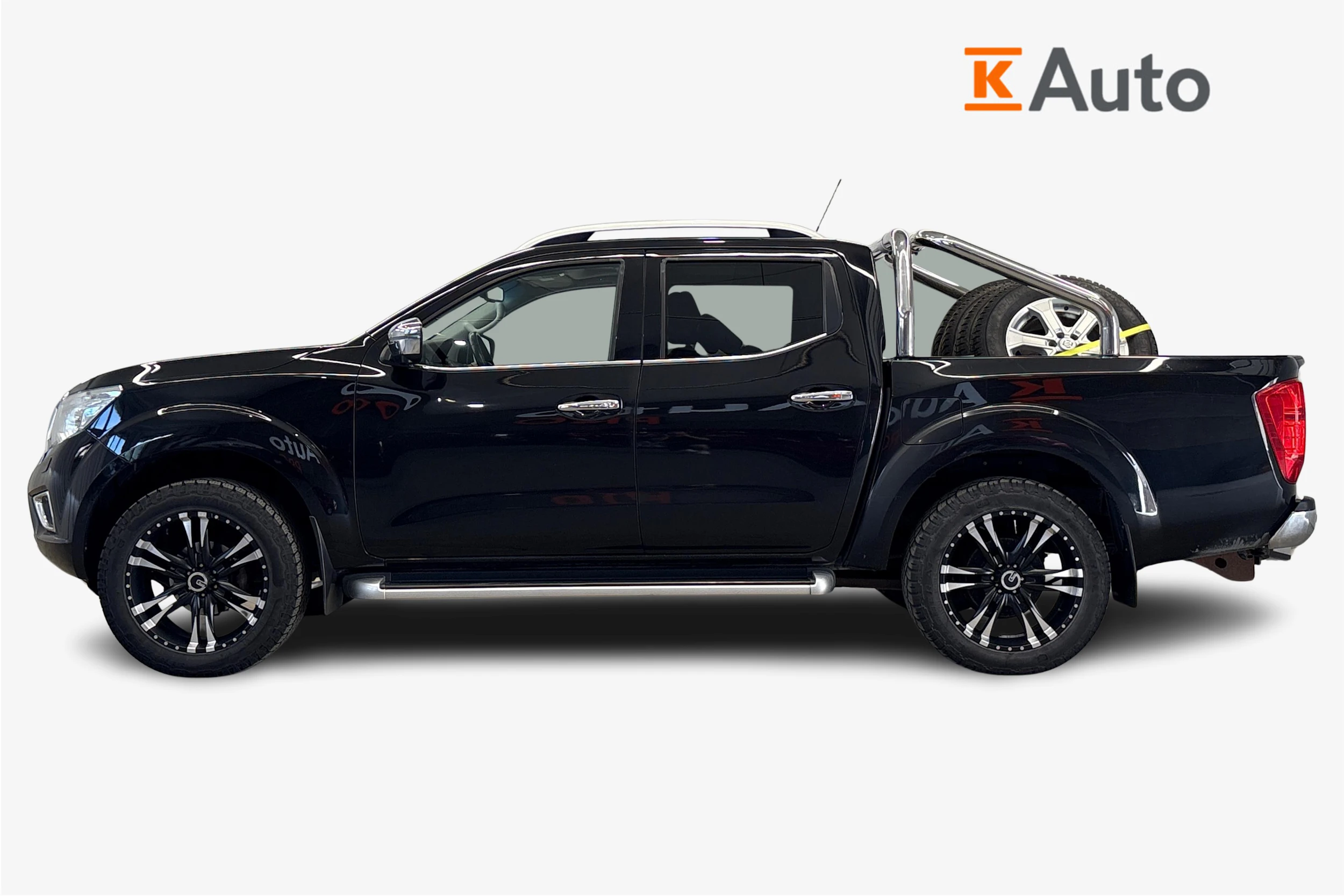 musta Nissan Navara 2017 kuva 5.