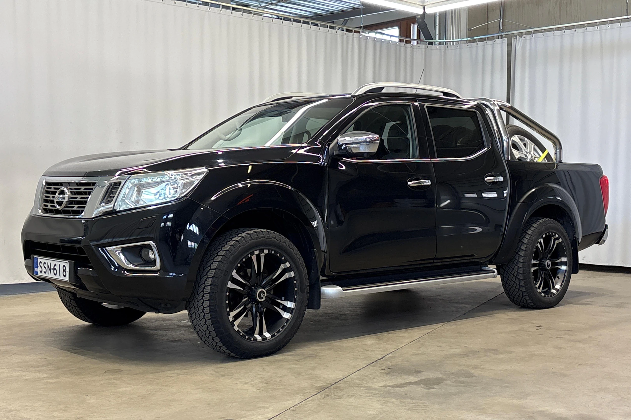 musta Nissan Navara 2017 kuva 6.