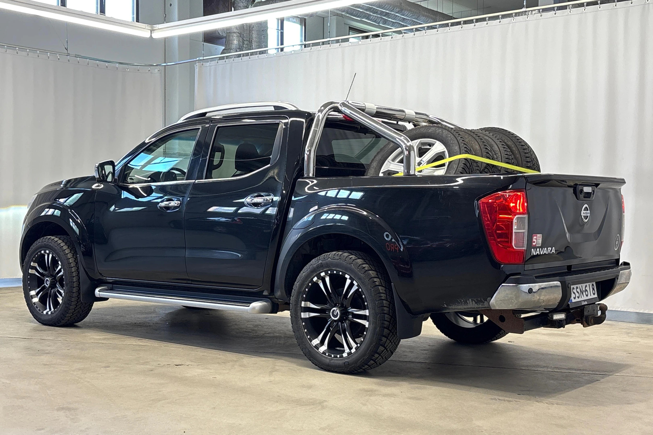 musta Nissan Navara 2017 kuva 7.