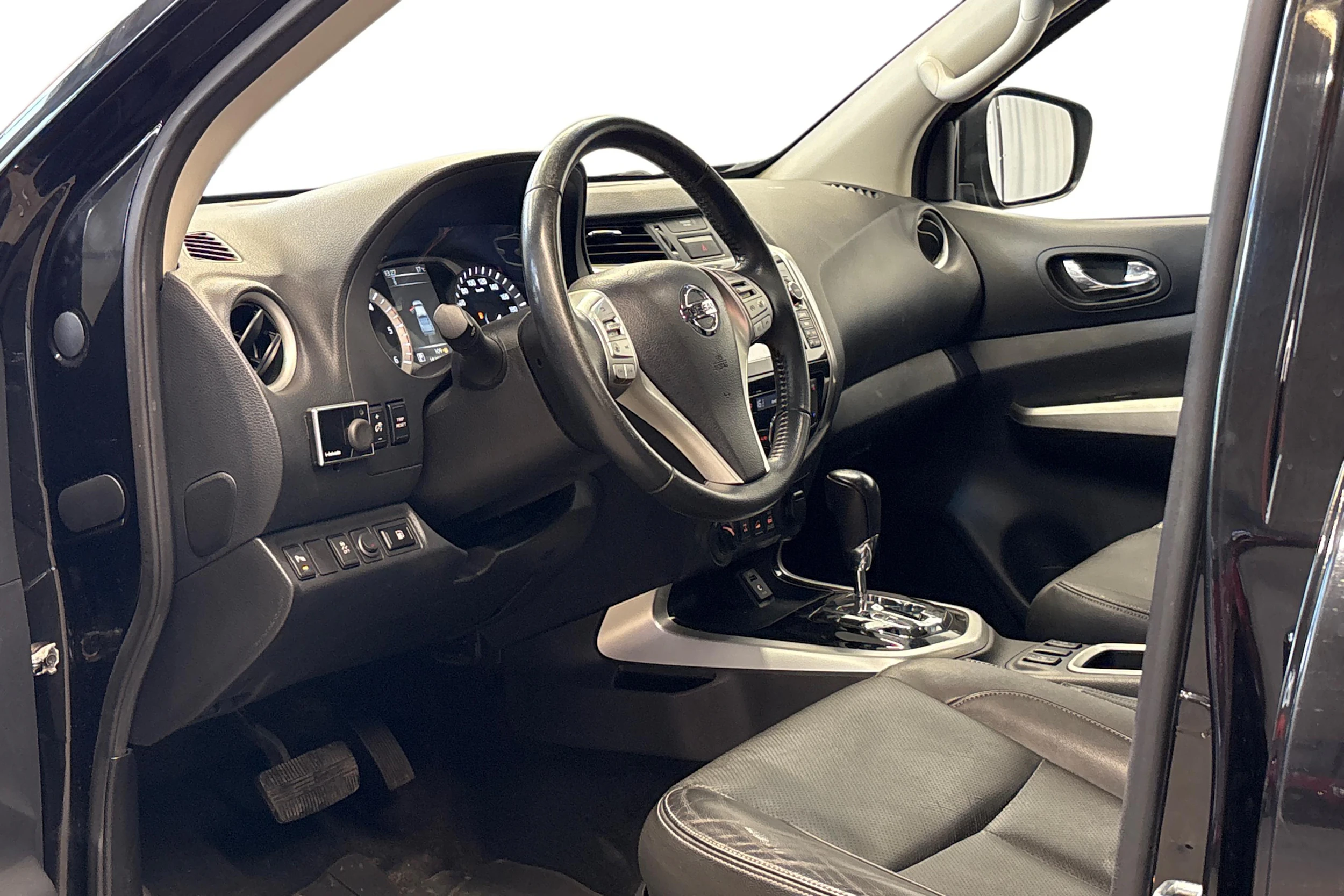 musta Nissan Navara 2017 kuva 8.