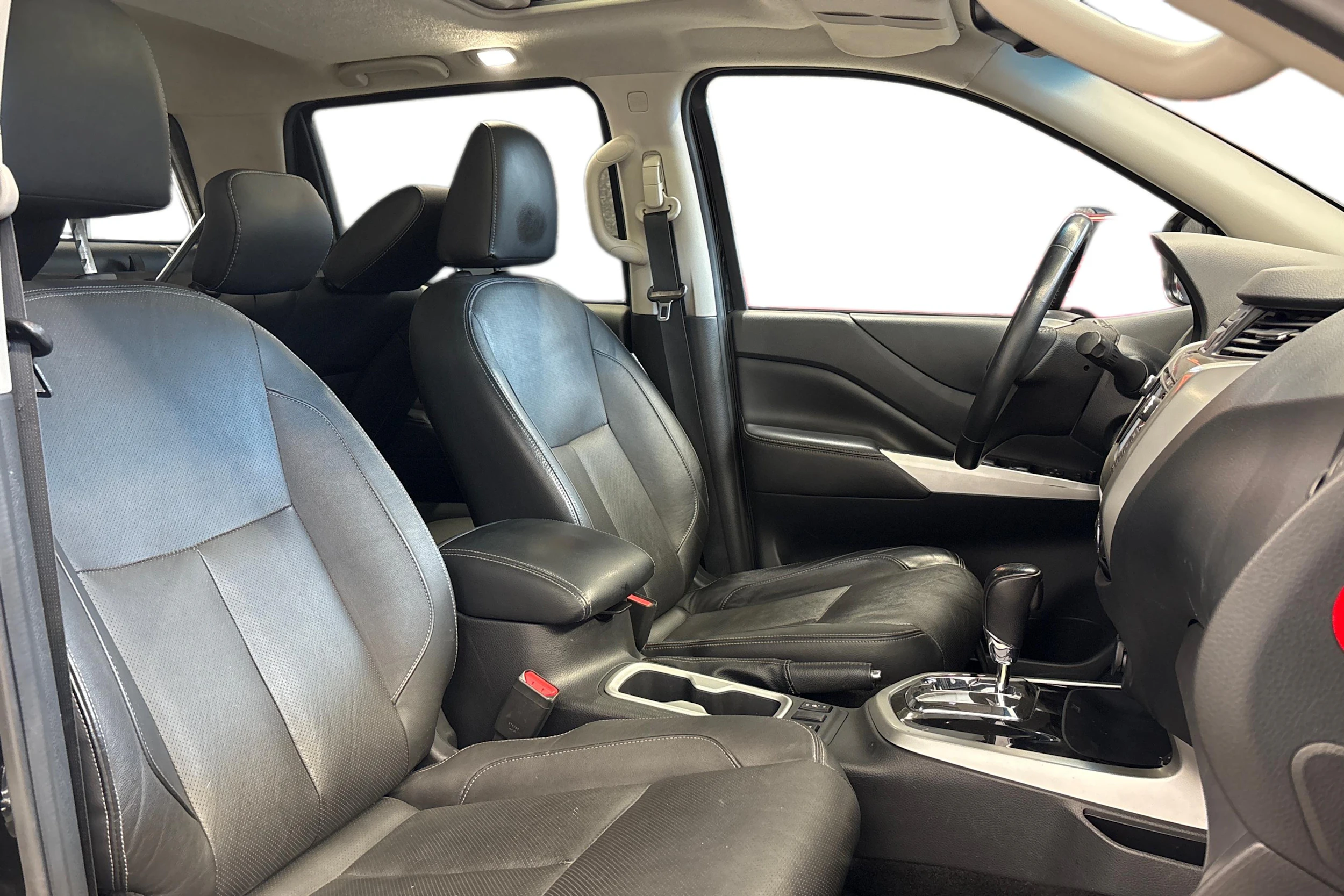 musta Nissan Navara 2017 kuva 9.