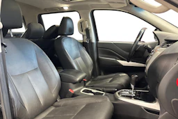 musta Nissan Navara 2017 kuva 9.