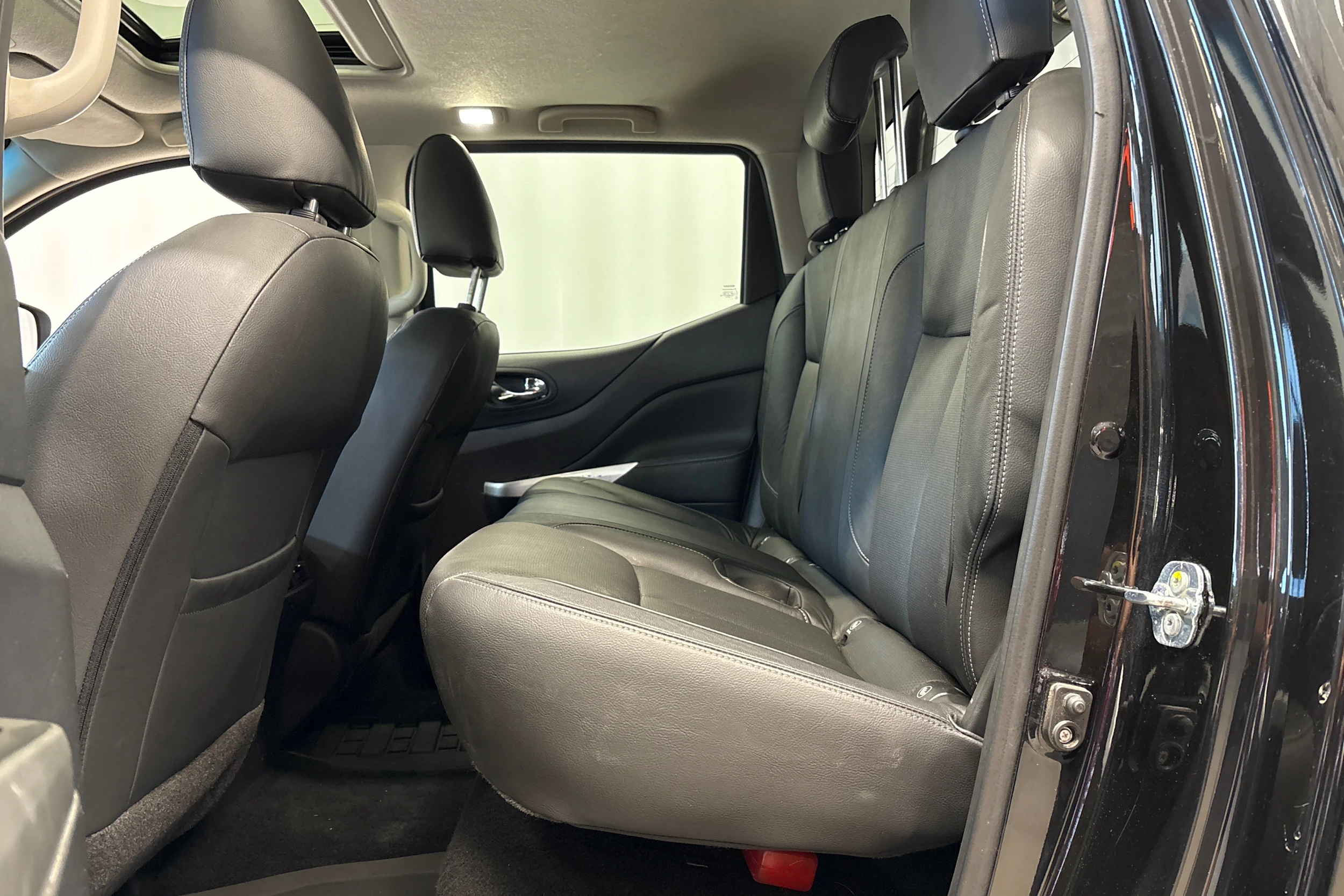 musta Nissan Navara 2017 kuva 10.
