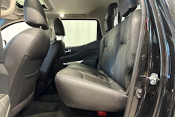 musta Nissan Navara 2017 kuva 10.