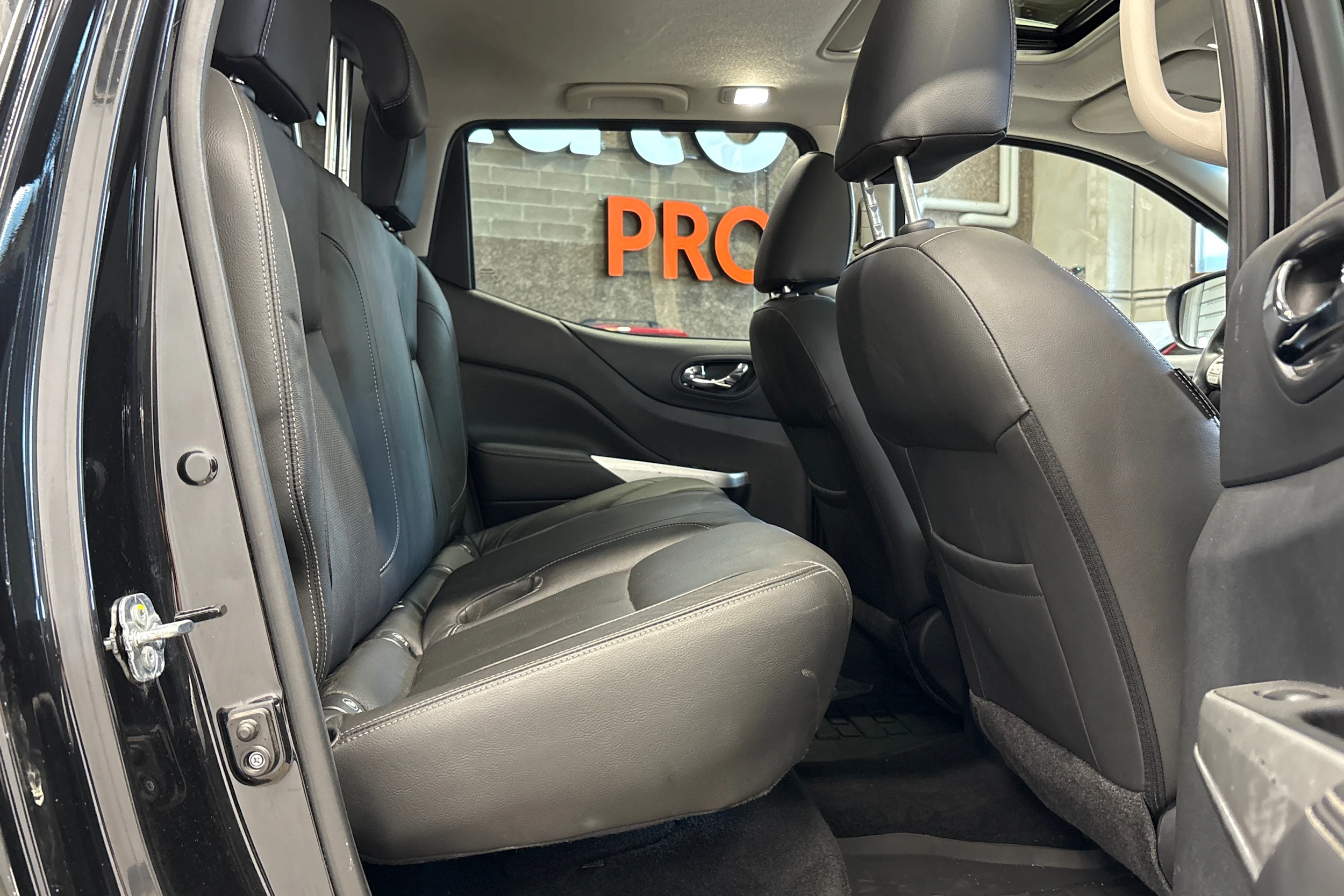 musta Nissan Navara 2017 kuva 11.