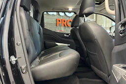 musta Nissan Navara 2017 kuva 11.