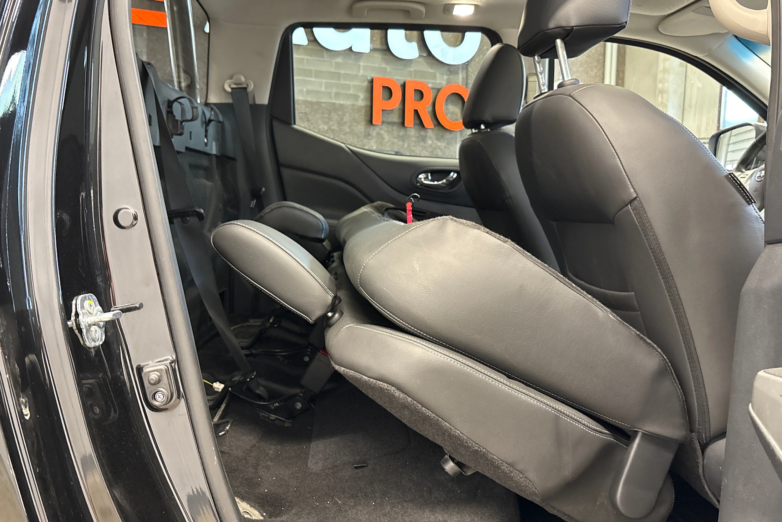 musta Nissan Navara 2017 kuva 12.