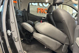 musta Nissan Navara 2017 kuva 12.