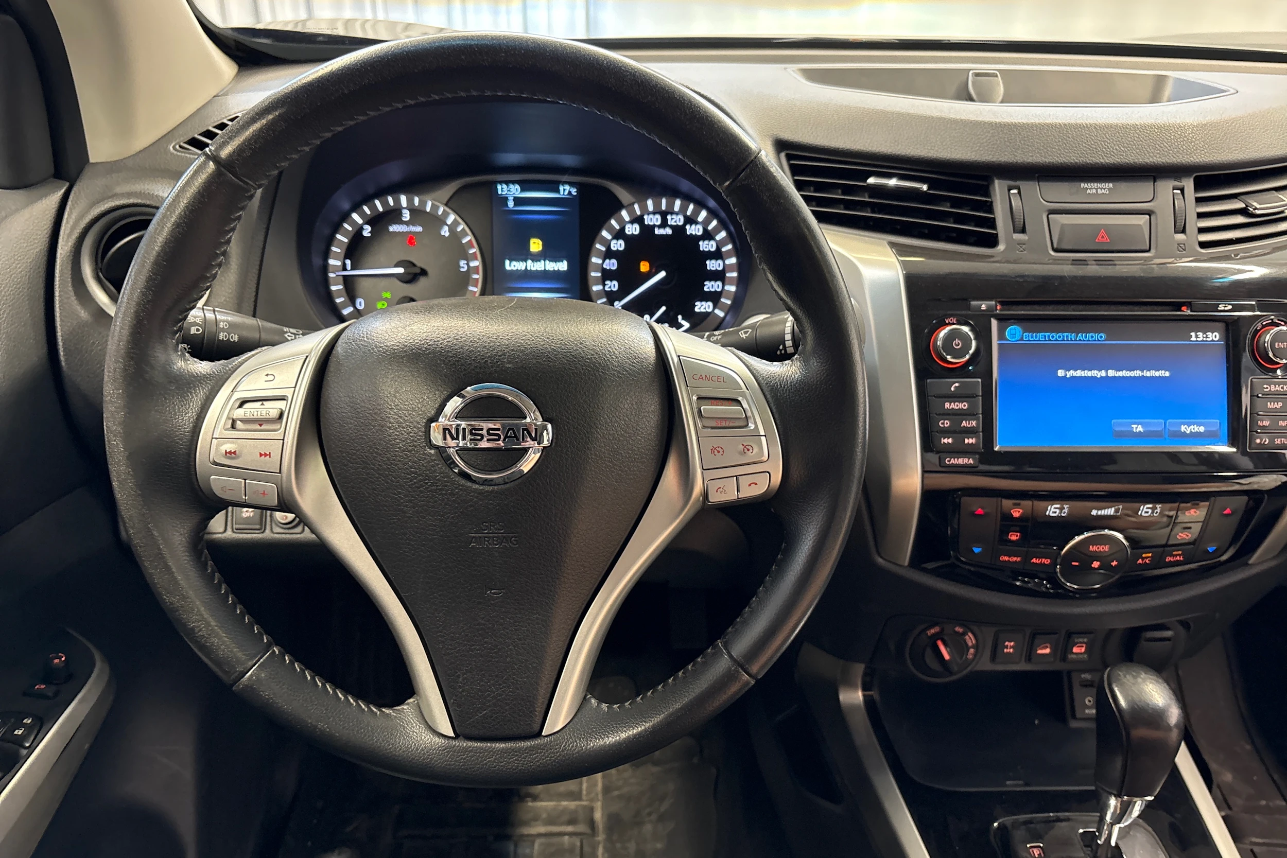 musta Nissan Navara 2017 kuva 13.