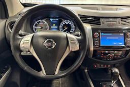 musta Nissan Navara 2017 kuva 13.