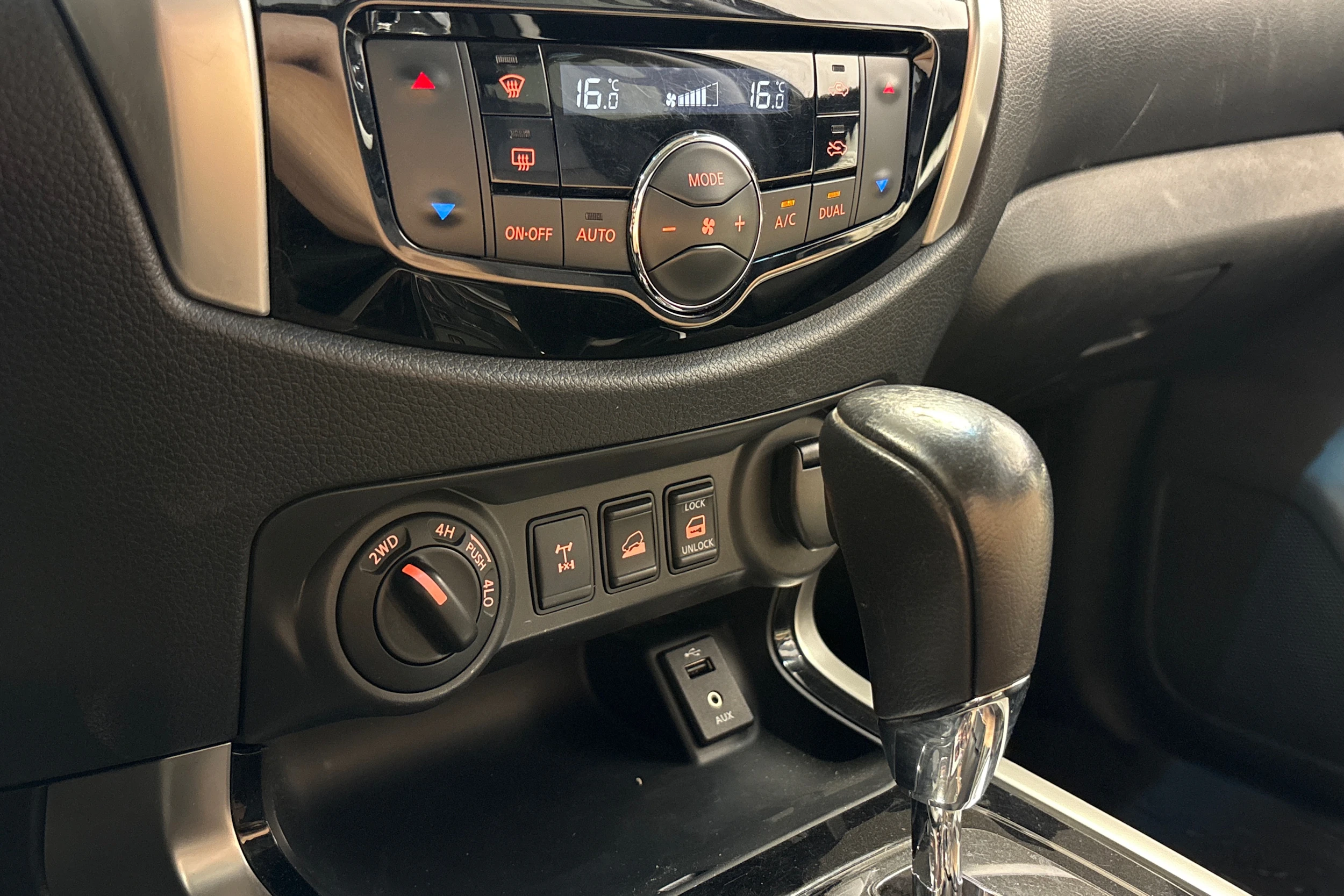 musta Nissan Navara 2017 kuva 16.